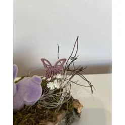 Osterdeko auf einer Baumscheibe