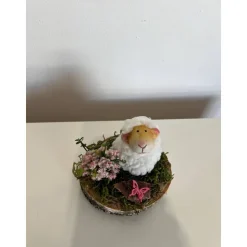 Osterdeko auf einer Baumscheibe