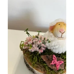 Osterdeko auf einer Baumscheibe