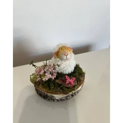 Osterdeko auf einer Baumscheibe