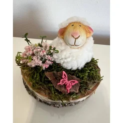 Osterdeko auf einer Baumscheibe