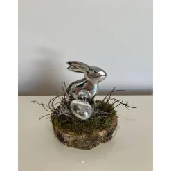 Osterdeko auf einer Baumscheibe