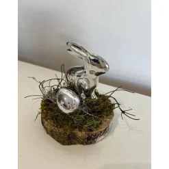 Osterdeko auf einer Baumscheibe