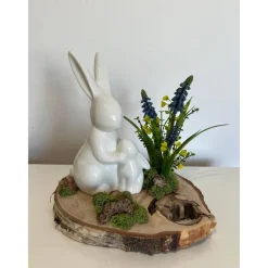 Osterdeko auf einer Baumscheibe