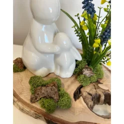 Osterdeko auf einer Baumscheibe