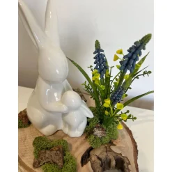 Osterdeko auf einer Baumscheibe