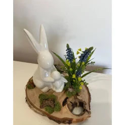 Osterdeko auf einer Baumscheibe