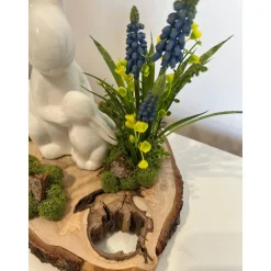 Osterdeko auf einer Baumscheibe