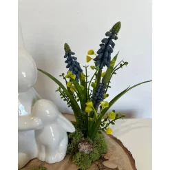 Osterdeko auf einer Baumscheibe