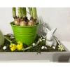 Osterdeko auf Tablett mit Blumentopf