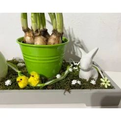 Osterdeko auf Tablett mit Blumentopf
