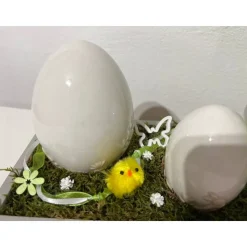 Osterdeko auf Tablett mit Blumentopf