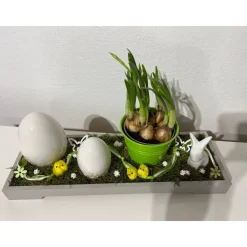 Osterdeko auf Tablett mit Blumentopf