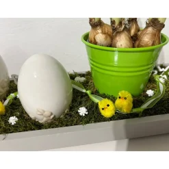 Osterdeko auf Tablett mit Blumentopf