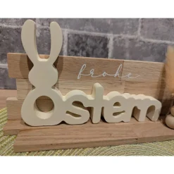 Osterdeko aus Holzklötzchen mit Schriftzug „Ostern“ & Hase aus Raysin – liebevolle Frühlingsdeko