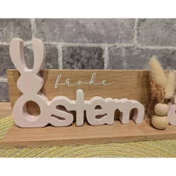 Osterdeko aus Holzklötzchen mit Schriftzug „Ostern“ & Hase aus Raysin – liebevolle Frühlingsdeko