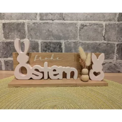 Osterdeko aus Holzklötzchen mit Schriftzug „Ostern“ & Hase aus Raysin – liebevolle Frühlingsdeko