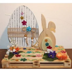 Osterdeko BLUMENWIESE  Collage auf einer kleinen Holzpalette Osterdekoration Osterhase Osterei Blüten Blumen Ostern