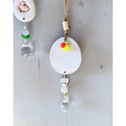 Osterdeko für Fenster hängend, mit handgefertigter Keramik und Sonnenfänger Kristallen, Osterdeko skandinavisch