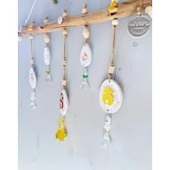 Osterdeko für Fenster hängend, mit handgefertigter Keramik und Sonnenfänger Kristallen, Osterdeko skandinavisch