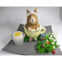 Osterdeko Hase in der Tasse mit Eikerze – Landhaus Tischdeko für dein Osterfrühstück