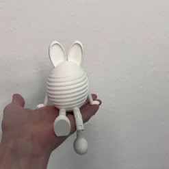 Osterdeko Hasen-Kantenhocker mit baumelnden Beinen aus dem 3D-Druck - Eine kleine Oster- und Frühlingsdeko zum sitzen