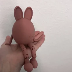 Osterdeko Hasen-Kantenhocker mit baumelnden Beinen aus dem 3D-Druck - Eine kleine Oster- und Frühlingsdeko zum sitzen