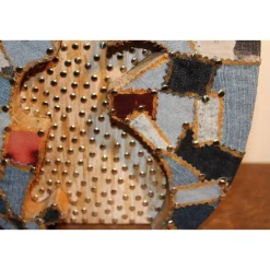 Osterdeko JEANS-EI  Collage auf einem Holzei aus Jeans und Metallplättchen im Shabby-Stil bemalt mit Acrylfarben