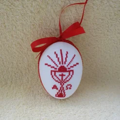 Osterdeko, Kreuzstich Osterei Handarbeit gestickt  religiöses Motiv   12cm, rot weiß,