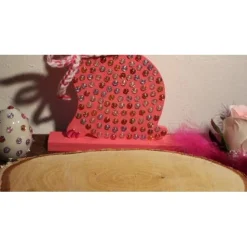 Osterdeko ROSENHASERL  Collage auf einer Baumscheibe rosa Osterdekoration  Osterei Hase Rose Federn