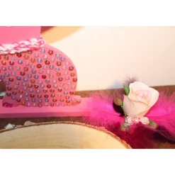 Osterdeko ROSENHASERL  Collage auf einer Baumscheibe rosa Osterdekoration  Osterei Hase Rose Federn