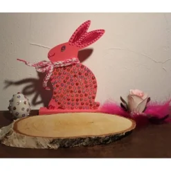 Osterdeko ROSENHASERL  Collage auf einer Baumscheibe rosa Osterdekoration  Osterei Hase Rose Federn
