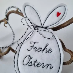 Osterei aus Filz mit "Ohren" - FROHE OSTERN in Schreibschrift - von he-ART by helen hesse