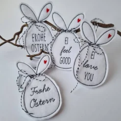 Osterei aus Filz mit "Ohren" - FROHE OSTERN in Schreibschrift - von he-ART by helen hesse