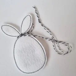 Osterei aus Filz mit "Ohren" - HAPPY EASTER in Druckschrift - von he-ART by helen hesse