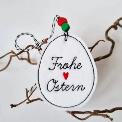 Osterei aus Filz mit zwei Holzperlen - FROHE OSTERN in Schreibschrift - von he-ART by helen hesse