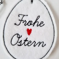 Osterei aus Filz mit zwei Holzperlen - FROHE OSTERN in Schreibschrift - von he-ART by helen hesse