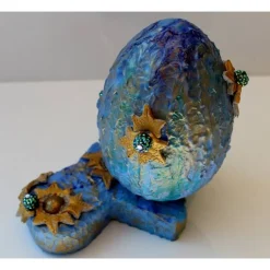 Osterei EISBLAU witziges Osterei auf einer kleinen Plattform Künstler-Ei der etwas anderen Art Osterdekoratiom