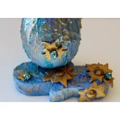 Osterei EISBLAU witziges Osterei auf einer kleinen Plattform Künstler-Ei der etwas anderen Art Osterdekoratiom