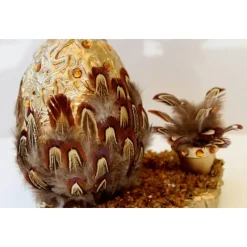 Osterei FEDERGÄRTCHEN witziges Osterei auf einer kleinen Plattform Künstler-Ei der etwas anderen Art :)