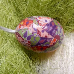 Osterei handgefertigt mit italienischem Florentiner Papier in Decoupage-Technik beklebt