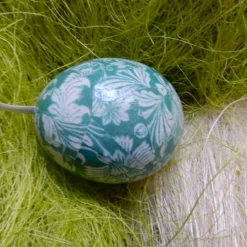 Osterei handgefertigt mit italienisches Buntpapier in Decoupage-Technik beklebt