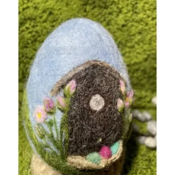 Osterei mit dem Vogelhaus und Blumen Nadelfilzarbeit