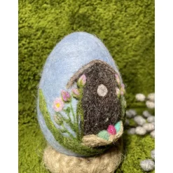 Osterei mit dem Vogelhaus und Blumen Nadelfilzarbeit
