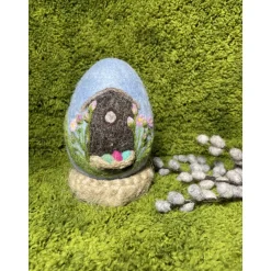 Osterei mit dem Vogelhaus und Blumen Nadelfilzarbeit