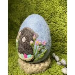 Osterei mit dem Vogelhaus und Blumen Nadelfilzarbeit