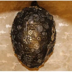 Osterei SCHWARZ/SILBER mit Acrylfarbe bemalt und mit Steampunk-Elementen dekoriert Osterdeko Hängedeko großes Osterei