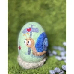 Osterei unternehmungslustige Schnecke mit einem Marienkäfer Nadelfilzarbeit