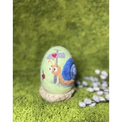 Osterei unternehmungslustige Schnecke mit einem Marienkäfer Nadelfilzarbeit