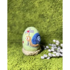 Osterei unternehmungslustige Schnecke mit einem Marienkäfer Nadelfilzarbeit